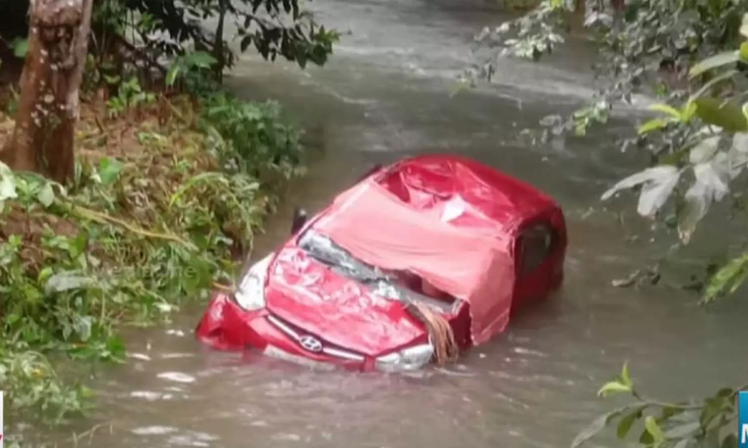 കോട്ടയത്ത് കാർ തോട്ടിലേക്ക് വീണ് യുവാവ് മരിച്ചു കോട്ടയത്ത് കാർ തോട്ടിലേക്ക് വീണ് യുവാവ് മരിച്ചു