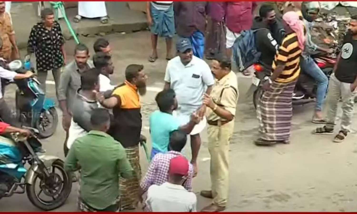 രക്ഷാപ്രവർത്തനം കാര്യക്ഷമമല്ല; മുതലപ്പൊഴിയില് മത്സ്യത്തൊഴിലാളികൾ റോഡ് ഉപരോധിക്കുന്നു രക്ഷാപ്രവർത്തനം കാര്യക്ഷമമല്ല; മുതലപ്പൊഴിയില് മത്സ്യത്തൊഴിലാളികൾ റോഡ് ഉപരോധിക്കുന്നു