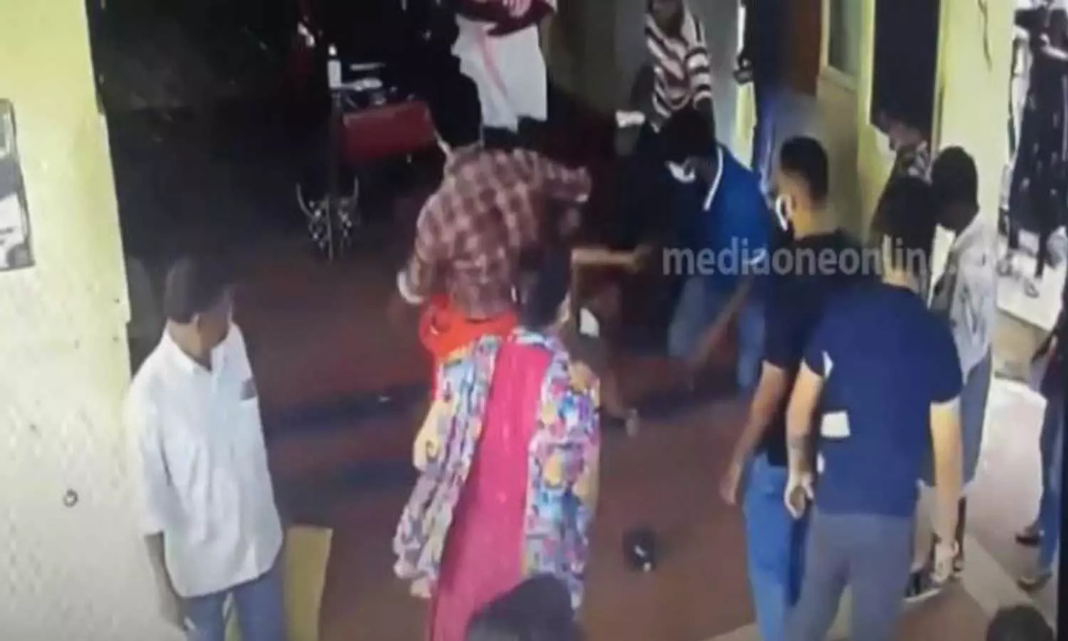 മെഡിക്കൽ കോളേജ് സെക്യൂരിറ്റി ജീവനക്കാരെ മർദിച്ച സംഭവം: പ്രതികളുടെ മുൻകൂർ ജാമ്യാപേക്ഷ തള്ളി മെഡിക്കൽ കോളേജ് സെക്യൂരിറ്റി ജീവനക്കാരെ മർദിച്ച സംഭവം: പ്രതികളുടെ മുൻകൂർ ജാമ്യാപേക്ഷ തള്ളി