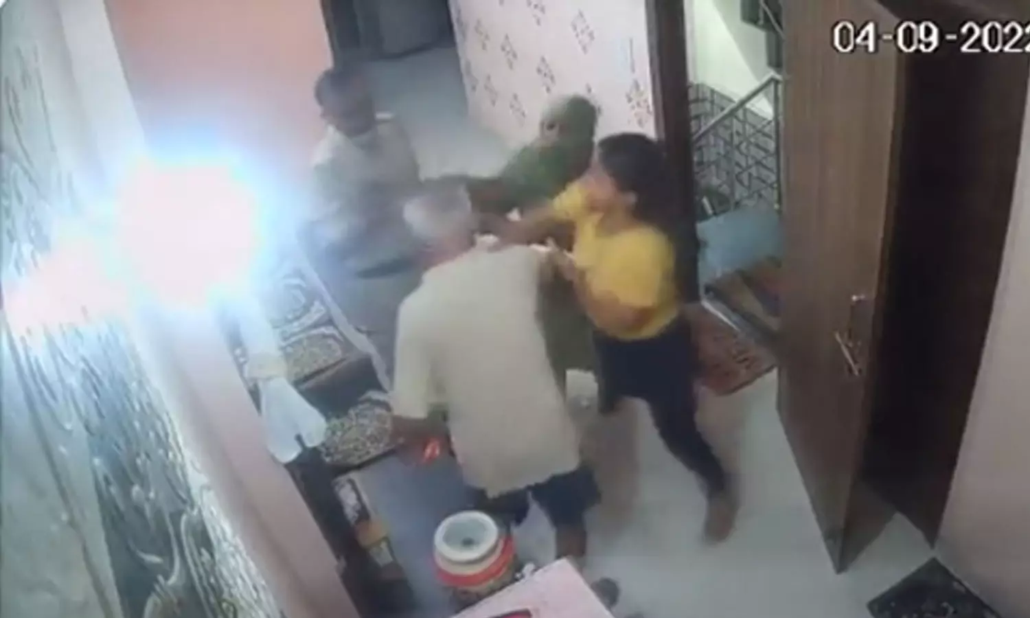 പൊലീസുകാരന്റെ മുന്നിൽ ഭർതൃപിതാവിനെ ക്രൂരമായി മർദിച്ച് പൊലീസ് ഉദ്യോഗസ്ഥ പൊലീസുകാരന്റെ മുന്നിൽ ഭർതൃപിതാവിനെ ക്രൂരമായി മർദിച്ച് പൊലീസ് ഉദ്യോഗസ്ഥ