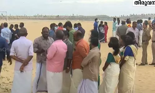 മുതലപ്പൊഴി അപകടം:കണ്ടെത്താനുള്ളത് മൂന്ന് പേരെ; നേവിയുടെ കപ്പലും രക്ഷാപ്രവർത്തനത്തിന്