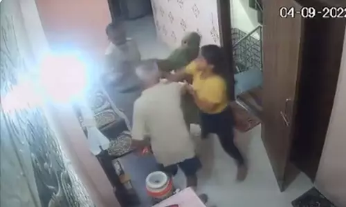 പൊലീസുകാരന്റെ മുന്നിൽ ‌‌ഭർതൃപിതാവിനെ ക്രൂരമായി മർദിച്ച് പൊലീസ് ഉദ്യോ​ഗസ്ഥ