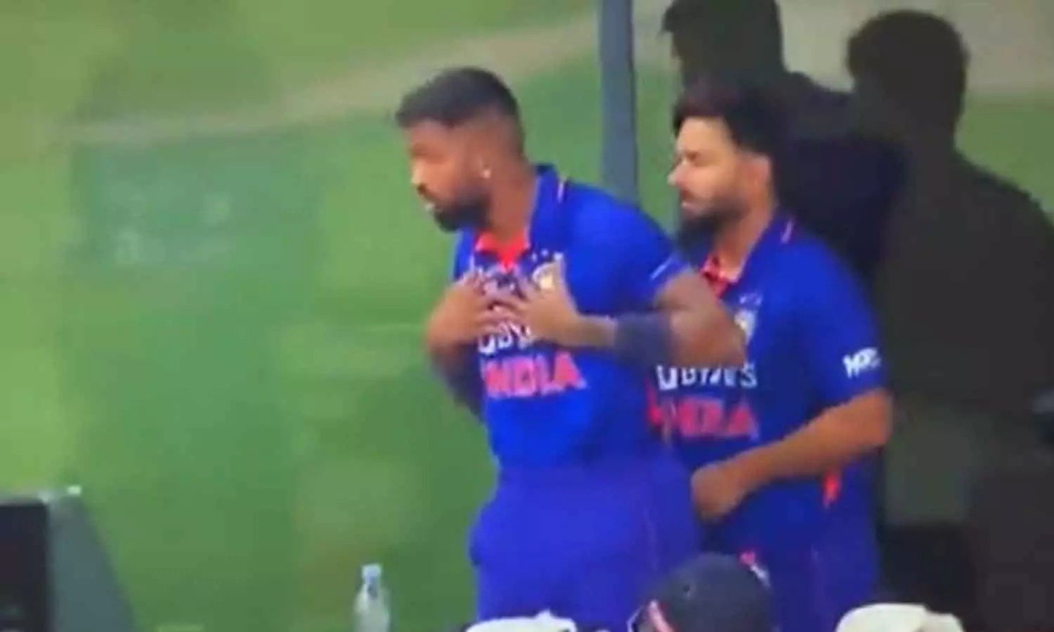 എന്നെയാണോ? എഴുന്നേറ്റ് പന്തും, ഒടുവിൽ ഇരുത്തം: വീഡിയോ വൈറൽ എന്നെയാണോ? എഴുന്നേറ്റ് പന്തും, ഒടുവിൽ ഇരുത്തം: വീഡിയോ വൈറൽ