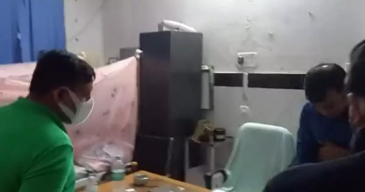 ഓഫീസിൽ കൊതുക് വല വിരിച്ച് ഉറങ്ങാനൊരുങ്ങി മെഡിക്കൽ സൂപ്രണ്ട്; കയ്യോടെ പിടികൂടി തേജസ്വി യാദവ്