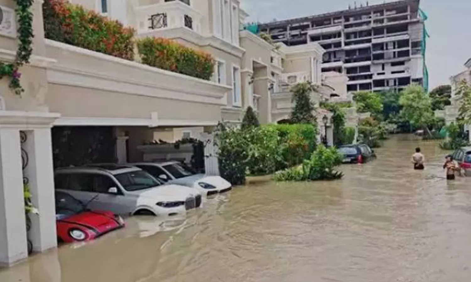 ഒരു രാത്രിക്ക് 40,000 രൂപ; വെള്ളപ്പൊക്കത്തിന് പിന്നാലെ നിരക്ക് കുത്തനെ കൂട്ടി ബംഗളൂരുവിലെ ഹോട്ടലുകൾ ഒരു രാത്രിക്ക് 40,000 രൂപ; വെള്ളപ്പൊക്കത്തിന് പിന്നാലെ നിരക്ക് കുത്തനെ കൂട്ടി ബംഗളൂരുവിലെ ഹോട്ടലുകൾ