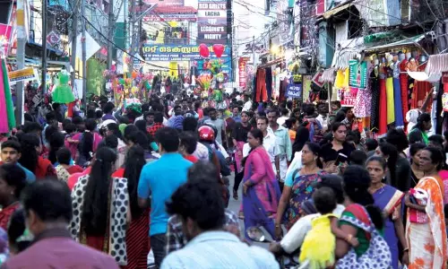 ഓണാഘോഷത്തിനായി നാടും നഗരവും അവസാന വട്ട ഒരുക്കത്തില്‍; മലയാളിക്ക് ഇന്ന് ഉത്രാടപ്പാച്ചില്‍