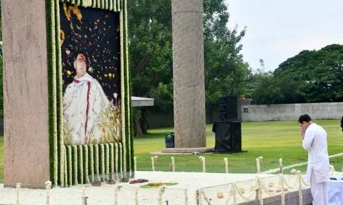 വിദ്വേഷ രാഷ്ട്രീയം മൂലം എനിക്കെന്‍റെ അച്ഛനെ നഷ്ടപ്പെട്ടു;  രാജീവ് ഗാന്ധി സ്മൃതി മണ്ഡപത്തില്‍ വികാരനിര്‍ഭരനായി രാഹുല്‍