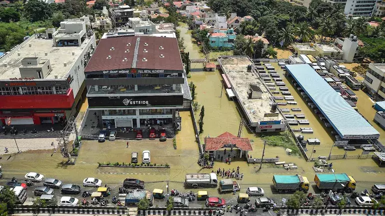 തോരാതെ പേമാരി;  ബെംഗളൂരുവിൽ വീണ്ടും വെള്ളപ്പൊക്കം,  സ്കൂളുകള്‍ അടച്ചു,ജനജീവിതം താറുമാറായി