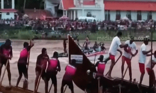 എതിർ ടീമിന്റെ അമരക്കാരനെ വെള്ളത്തിലേക്ക് തള്ളിയിട്ടു: മാന്നാർ ജലോത്സവത്തിൽ പൊലീസ് ക്ലബ്ബിനെതിരെ പരാതി എതിർ ടീമിന്റെ അമരക്കാരനെ വെള്ളത്തിലേക്ക് തള്ളിയിട്ടു: മാന്നാർ ജലോത്സവത്തിൽ പൊലീസ് ക്ലബ്ബിനെതിരെ പരാതി