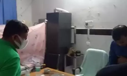 ഓഫീസിൽ കൊതുക് വല വിരിച്ച് ഉറങ്ങാനൊരുങ്ങി മെഡിക്കൽ സൂപ്രണ്ട്; കയ്യോടെ പിടികൂടി തേജസ്വി യാദവ്