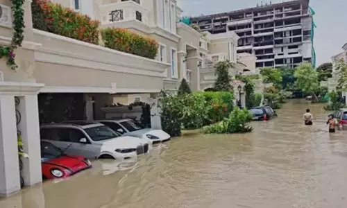 ഒരു രാത്രിക്ക് 40,000 രൂപ; വെള്ളപ്പൊക്കത്തിന് പിന്നാലെ നിരക്ക് കുത്തനെ കൂട്ടി ബംഗളൂരുവിലെ ഹോട്ടലുകൾ ഒരു രാത്രിക്ക് 40,000 രൂപ; വെള്ളപ്പൊക്കത്തിന് പിന്നാലെ നിരക്ക് കുത്തനെ കൂട്ടി ബംഗളൂരുവിലെ ഹോട്ടലുകൾ