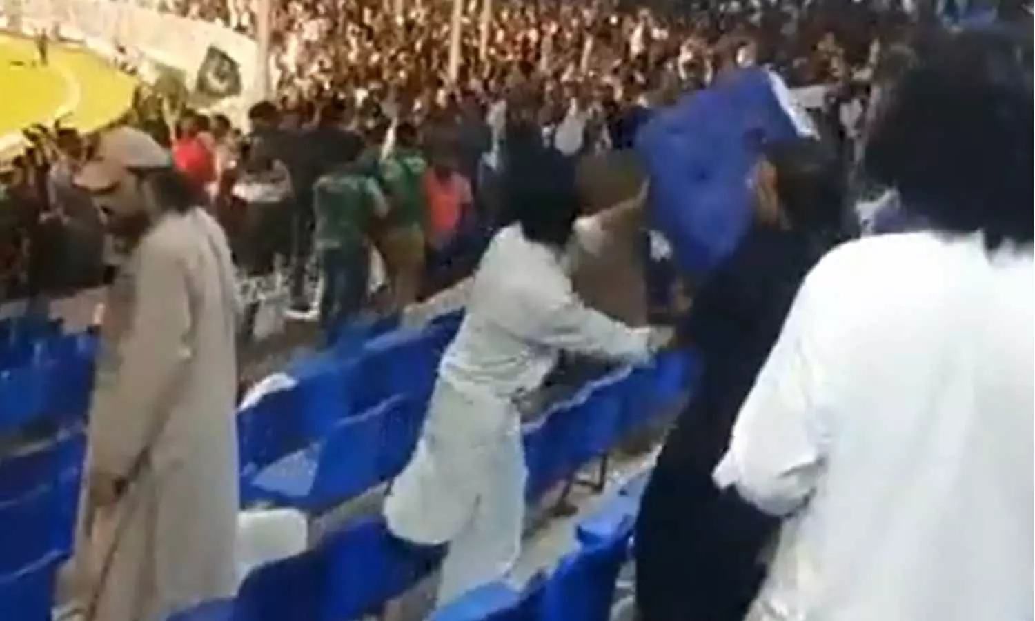 കസേര തല്ലിത്തകർത്ത്‌ അഫ്ഗാൻ ആരാധകർ, അടിപിടി: ട്വീറ്റ് കൊണ്ട് തല്ലി അക്തറും