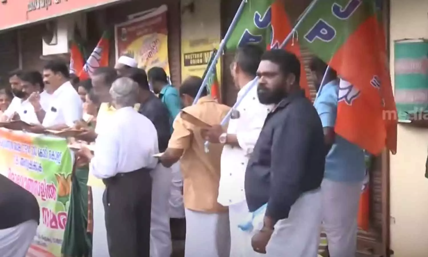 കരുവന്നൂർ ബാങ്ക് തട്ടിപ്പിൽപ്പെട്ട നിക്ഷേപകരുടെ പണം തിരികെ നൽകണം: കഞ്ഞി വെച്ച് ബി.ജെ.പി സമരം കരുവന്നൂർ ബാങ്ക് തട്ടിപ്പിൽപ്പെട്ട നിക്ഷേപകരുടെ പണം തിരികെ നൽകണം: കഞ്ഞി വെച്ച് ബി.ജെ.പി സമരം