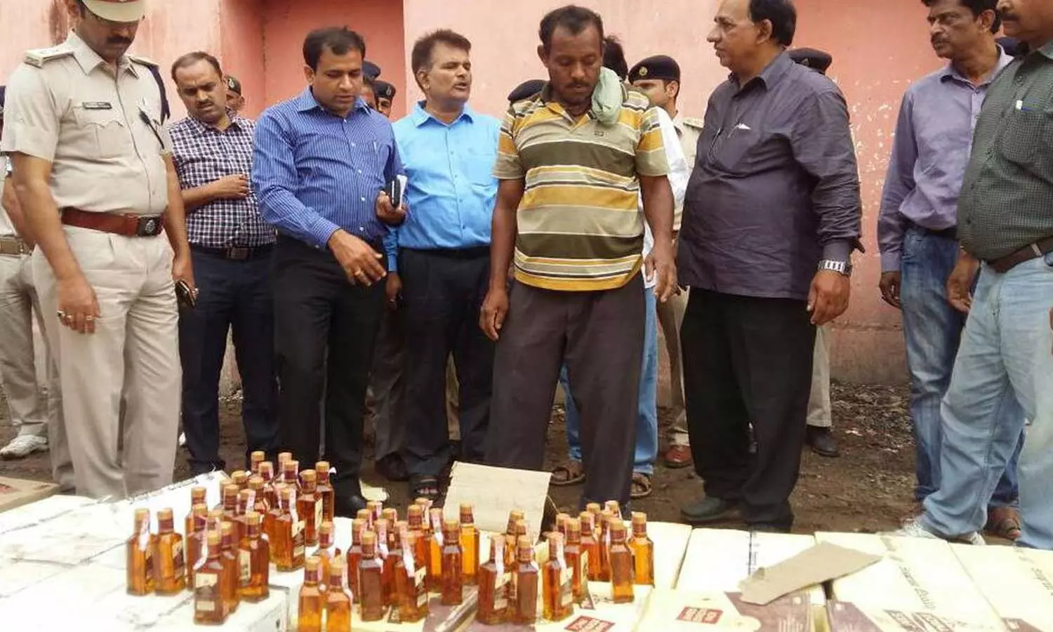 പിടിച്ചെടുക്കുന്ന മദ്യക്കുപ്പികൾ വളകളാക്കുന്നു; നിതീഷ് കുമാറിന്റെ പുതിയ നീക്കം