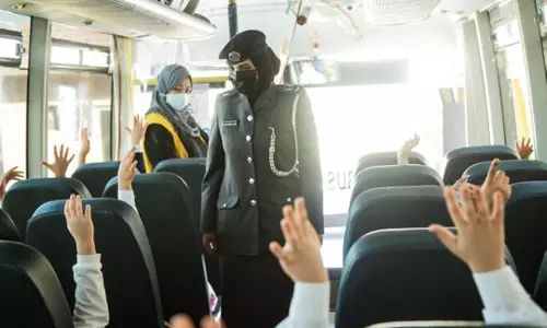 സ്‌കൂൾബസിൽ അബൂദബി പൊലീസിന്റെ   ബോധവത്കരണവും സുരക്ഷാ പരിശീലനവും