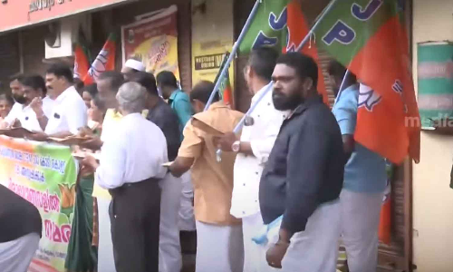 കരുവന്നൂർ ബാങ്ക് തട്ടിപ്പിൽപ്പെട്ട നിക്ഷേപകരുടെ പണം തിരികെ നൽകണം: കഞ്ഞി വെച്ച് ബി.ജെ.പി സമരം