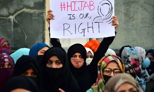 പൊട്ടും കടകവളയും ധരിക്കാമെങ്കിൽ ഹിജാബിന് മാത്രമെന്താണ് വിലക്ക്; സുപ്രിംകോടതിയിൽ ചോദ്യമുന്നയിച്ച് വിദ്യാർഥികൾ