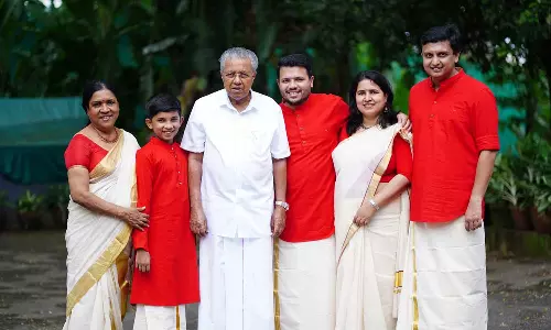 ചെഞ്ചുവപ്പണിഞ്ഞ് ഓണക്കോടി; ആഘോഷവുമായി മുഖ്യമന്ത്രിയും കുടുംബവും-ചിത്രങ്ങൾ പങ്കുവച്ച് റിയാസ് ചെഞ്ചുവപ്പണിഞ്ഞ് ഓണക്കോടി; ആഘോഷവുമായി മുഖ്യമന്ത്രിയും കുടുംബവും-ചിത്രങ്ങൾ പങ്കുവച്ച് റിയാസ്