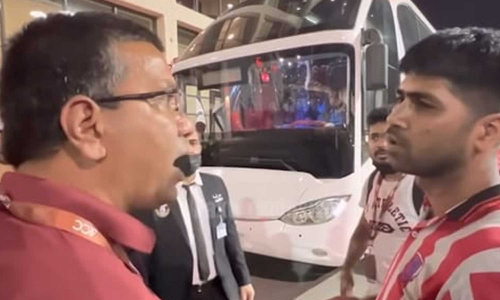 സർദാറല്ല, ഗദ്ദാർ; ടീം ബസിൽ കയറുമ്പോൾ അർഷ്‍ദീപിന്റെ മുഖത്തുനോക്കി അധിക്ഷേപം, തടഞ്ഞ് മാധ്യമപ്രവർത്തകൻ