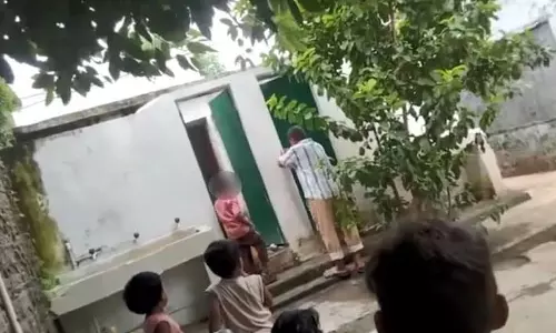 പ്രൈമറി സ്കൂൾ വിദ്യാർഥികളെ കൊണ്ട് കക്കൂസ് കഴുകിച്ച് പ്രിൻസിപ്പൽ