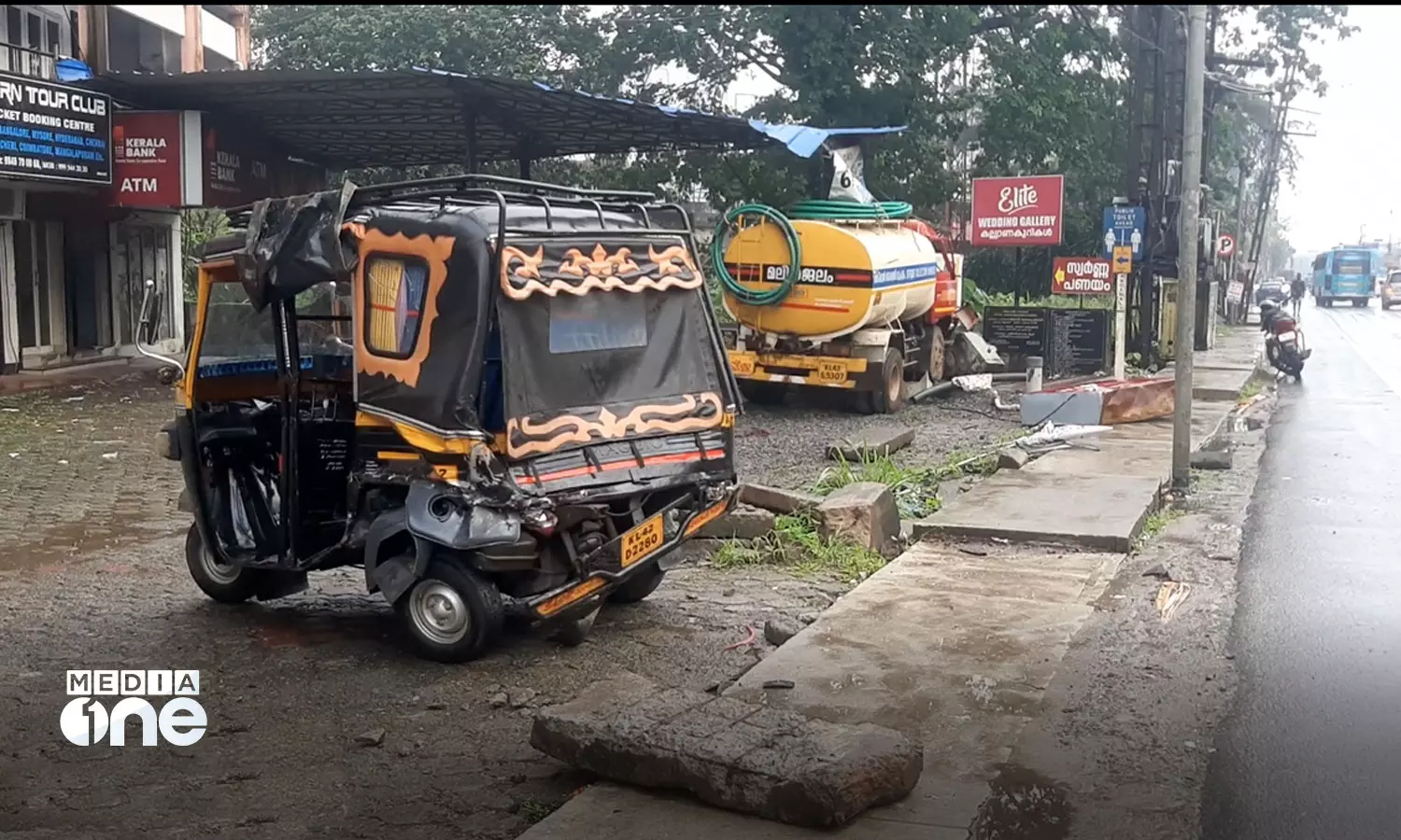 അങ്കമാലിയിൽ ഓട്ടോയും മിനി ടാങ്കർലോറിയും കൂട്ടിയിടിച്ച് രണ്ട് സ്ത്രീകൾ മരിച്ചു