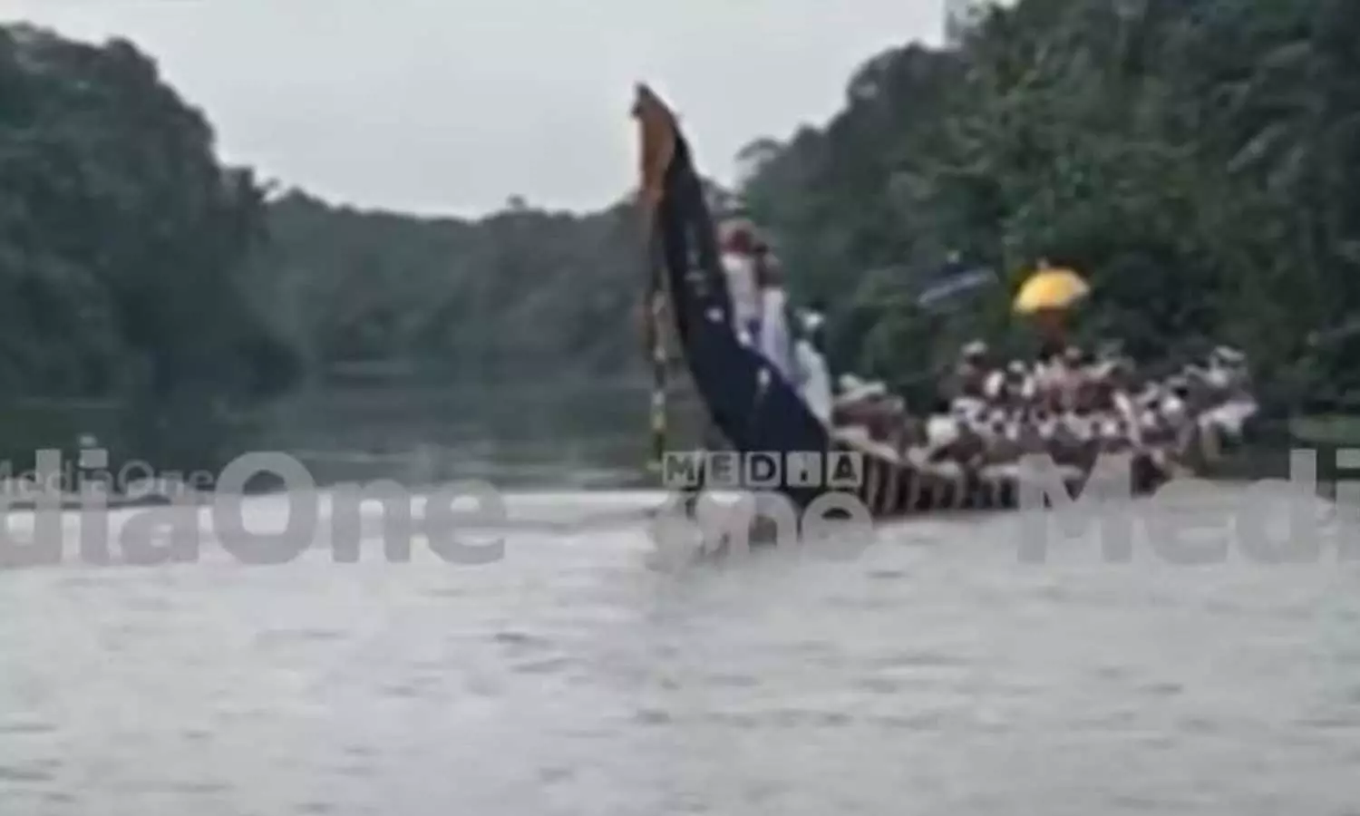 അച്ഛൻകോവിലാറ്റിൽ പള്ളിയോടം മറിഞ്ഞ് പ്ലസ്ടു വിദ്യാർഥിയെ കാണാതായി അച്ഛൻകോവിലാറ്റിൽ പള്ളിയോടം മറിഞ്ഞ് പ്ലസ്ടു വിദ്യാർഥിയെ കാണാതായി