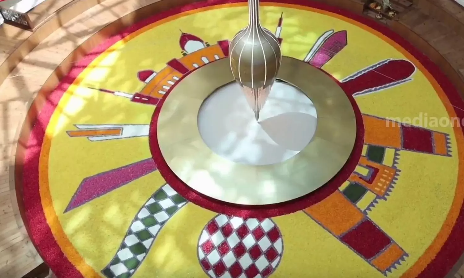 അബൂദബിയിൽ 700 കിലോ പൂക്കൾ ഉപയോഗിച്ച് കൂറ്റൻ പൂക്കളം അബൂദബിയിൽ 700 കിലോ പൂക്കൾ ഉപയോഗിച്ച് കൂറ്റൻ പൂക്കളം