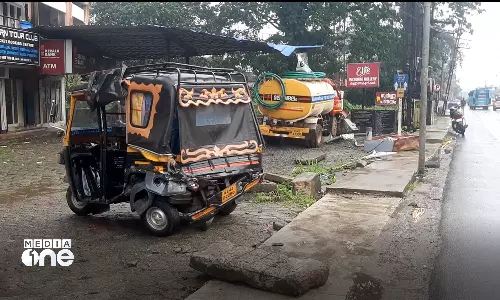 അങ്കമാലിയിൽ ഓട്ടോയും മിനി ടാങ്കർലോറിയും കൂട്ടിയിടിച്ച് രണ്ട് സ്ത്രീകൾ മരിച്ചു