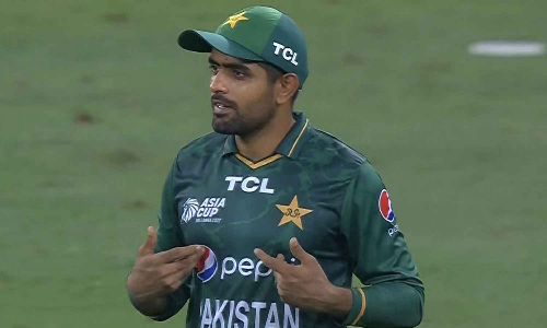 ഞാനാണ് ക്യാപ്റ്റൻ, എന്നോട് ചോദിക്കാണ്ട്: അതൃപ്തി പ്രകടമാക്കി ബാബർ, വീഡിയോ വൈറൽ