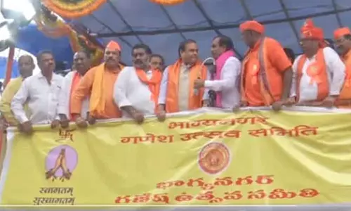 മൈക്ക് പിടിച്ചുവാങ്ങി; ഹൈദരാബാദിൽ ഹിമന്തയുടെ വേദി കൈയേറി പ്രതിഷേധം