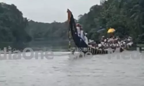 അച്ഛൻകോവിലാറ്റിൽ പള്ളിയോടം മറിഞ്ഞ് പ്ലസ്ടു വിദ്യാർഥിയെ കാണാതായി അച്ഛൻകോവിലാറ്റിൽ പള്ളിയോടം മറിഞ്ഞ് പ്ലസ്ടു വിദ്യാർഥിയെ കാണാതായി