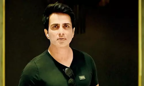 സ്വന്തം രക്തം കൊണ്ടു വരച്ച ചിത്രം  സമ്മാനിച്ച് ആരാധകന്‍; രക്തം ദാനം ചെയ്യൂവെന്ന് സോനു സൂദ്