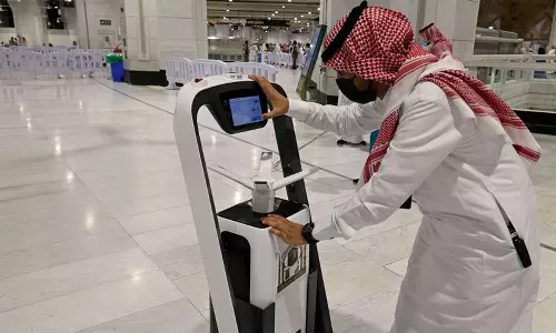 വിശ്വാസികൾക്ക് മാർഗനിർദേശങ്ങൾ നൽകാന്‍ ഹറമില്‍ റോബോട്ടുകള്‍