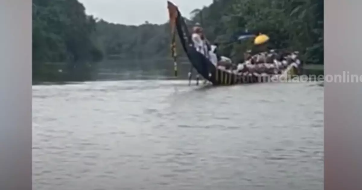 പള്ളിയോടം മറിഞ്ഞ് അപകടം: കാണാതായ യുവാവിനായി തെരച്ചിൽ തുടരുന്നു പള്ളിയോടം മറിഞ്ഞ് അപകടം: കാണാതായ യുവാവിനായി തെരച്ചിൽ തുടരുന്നു