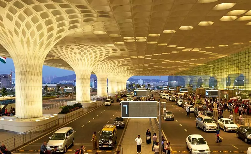 മുംബൈ എയർപോർട്ടിൽ വൻ സ്വർണവേട്ട; 12 കിലോ പിടികൂടി