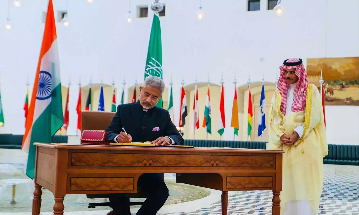 ഇന്ത്യൻ വിദേശകാര്യ മന്ത്രി സൗദിയിൽ; ഊഷ്മള സ്വീകരണം ഇന്ത്യൻ വിദേശകാര്യ മന്ത്രി സൗദിയിൽ; ഊഷ്മള സ്വീകരണം