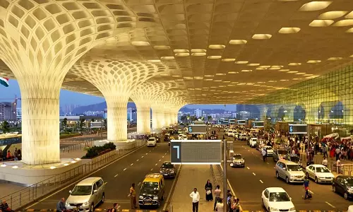 മുംബൈ എയർപോർട്ടിൽ വൻ സ്വർണവേട്ട; 12 കിലോ പിടികൂടി