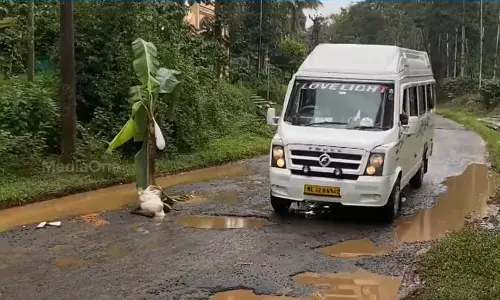കാരാപ്പുഴ- കാക്കവയൽ റോഡ് തകർന്നു; അറ്റകുറ്റപ്പണി പാതിവഴിയിൽ