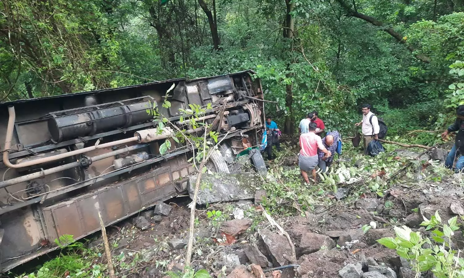 കൊച്ചി ധനുഷ്കോടി ദേശീയപാതയിൽ കെഎസ്ആർടിസി ബസ് താഴ്ചയിലേക്ക് മറിഞ്ഞു; നിരവധിപേർക്ക് പരിക്ക് കൊച്ചി ധനുഷ്കോടി ദേശീയപാതയിൽ കെഎസ്ആർടിസി ബസ് താഴ്ചയിലേക്ക് മറിഞ്ഞു; നിരവധിപേർക്ക് പരിക്ക്