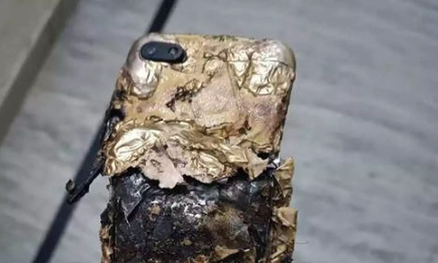 തലയിണക്കടുത്ത് വെച്ച സ്മാര്‍ട്ട്ഫോണ്‍   പൊട്ടിത്തെറിച്ചു; ഉറങ്ങിക്കിടന്ന യുവതിക്ക് ദാരുണാന്ത്യം