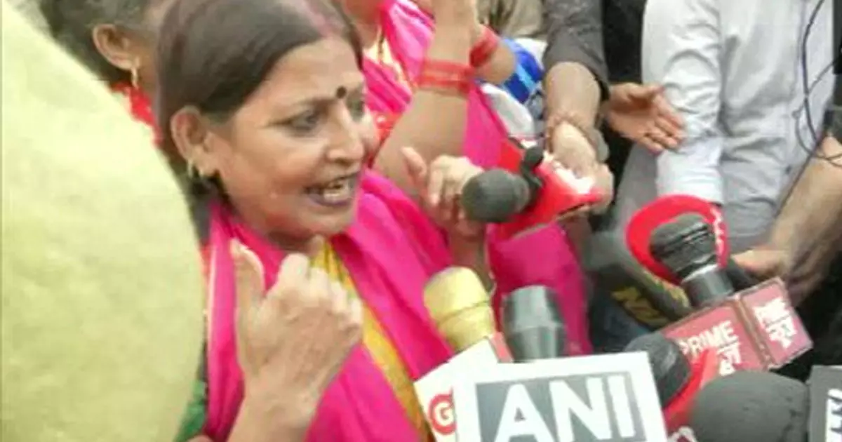 ഭാരതം ഹാപ്പി, ദീപം തെളിയിച്ച് ആഘോഷിക്കണം: ഗ്യാന്വാപി വിധിക്കു പിന്നാലെ നൃത്തം ചെയ്ത് ഹരജിക്കാരി ഭാരതം ഹാപ്പി, ദീപം തെളിയിച്ച് ആഘോഷിക്കണം: ഗ്യാന്വാപി വിധിക്കു പിന്നാലെ നൃത്തം ചെയ്ത് ഹരജിക്കാരി