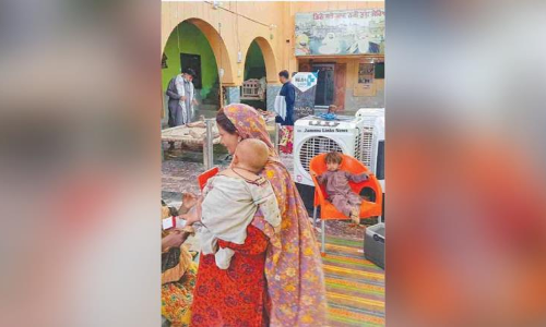 പ്രളയത്തില്‍ തകര്‍ന്ന് പാകിസ്താന്‍; ദുരിതബാധിതര്‍ക്കായി വാതില്‍ തുറന്നുകൊടുത്ത് ഹിന്ദു ക്ഷേത്രം