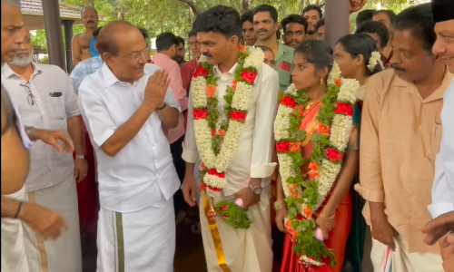 കല്യാണം വിളിച്ചതും പന്തലൊരുക്കി സദ്യ വിളമ്പിയതും ലീഗ്   പ്രവര്‍ത്തകര്‍, അതിഥിയായി കുഞ്ഞാലിക്കുട്ടി; ഗിരിജയുടെ വിവാഹം ആഘോഷമാക്കി ഒരു നാട്