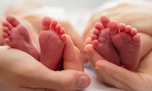 ഇരട്ടക്കുഞ്ഞുങ്ങൾ; അമ്മ ഒന്ന്, അച്ഛൻ രണ്ട്!