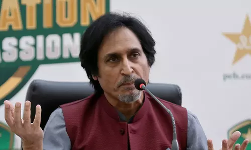 നിങ്ങള് ഇന്ത്യയില് നിന്നാണല്ലേ; പാകിസ്താന്റെ തോല്വിക്ക് പിറകേ മാധ്യമപ്രവര്ത്തകന്റെ ഫോണ് പിടിച്ചു വാങ്ങി റമീസ് രാജ നിങ്ങള് ഇന്ത്യയില് നിന്നാണല്ലേ; പാകിസ്താന്റെ തോല്വിക്ക് പിറകേ മാധ്യമപ്രവര്ത്തകന്റെ ഫോണ് പിടിച്ചു വാങ്ങി റമീസ് രാജ