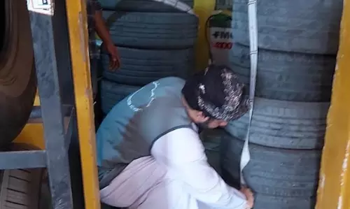 ഒമാനിൽ ഉപയോഗിച്ച ടയറുകൾ വിറ്റ   കച്ചവട സ്ഥാപനം റെയ്ഡ് ചെയ്തു