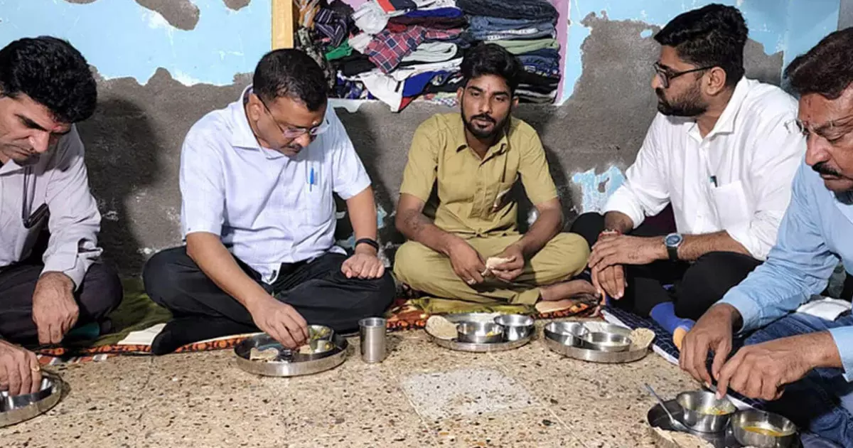 ഗുജറാത്ത് പൊലീസ് തടഞ്ഞിട്ടും വാക്കുപാലിച്ച് കെജ്‍രിവാള്‍; ഓട്ടോ ഡ്രൈവറുടെ വീട്ടിലെത്തി