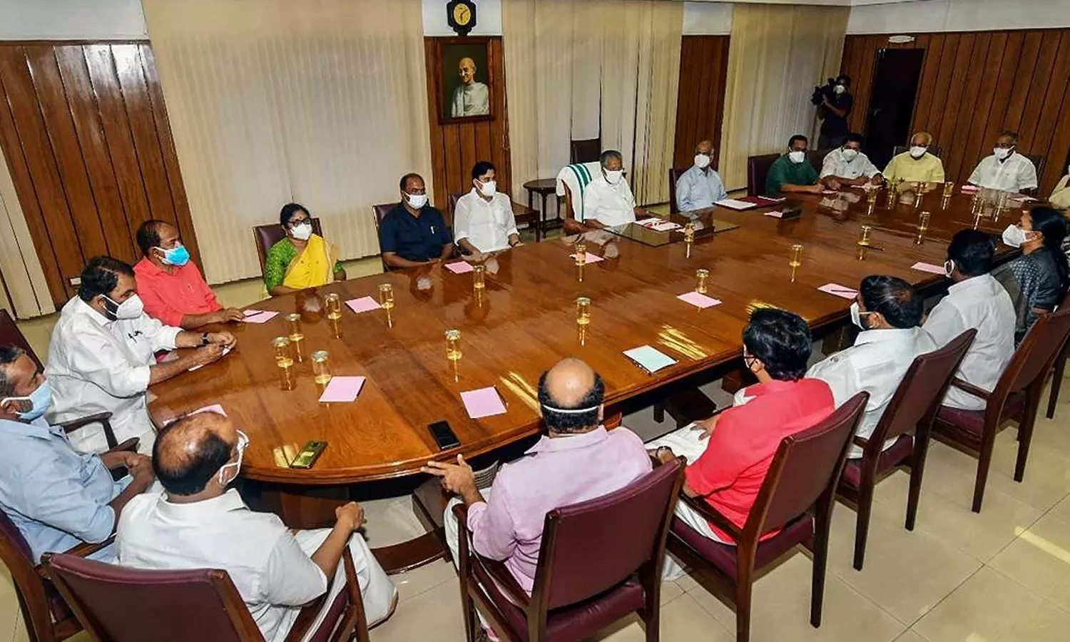 രണ്ടാഴ്ച നീളുന്ന പര്യടനം; മുഖ്യമന്ത്രിയും മന്ത്രിമാരും യൂറോപ്പിലേക്ക്