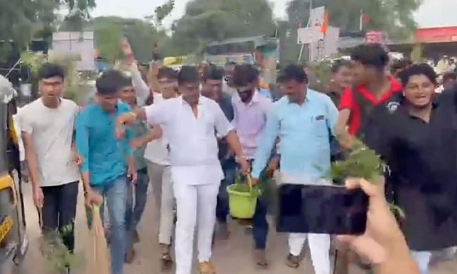 ഷിൻഡെ പങ്കെടുത്ത പരിപാടിയുടെ വേദിയിൽ ഗോമൂത്രം തളിച്ച് ഉദ്ധവ് അനുയായികൾ ഷിൻഡെ പങ്കെടുത്ത പരിപാടിയുടെ വേദിയിൽ ഗോമൂത്രം തളിച്ച് ഉദ്ധവ് അനുയായികൾ