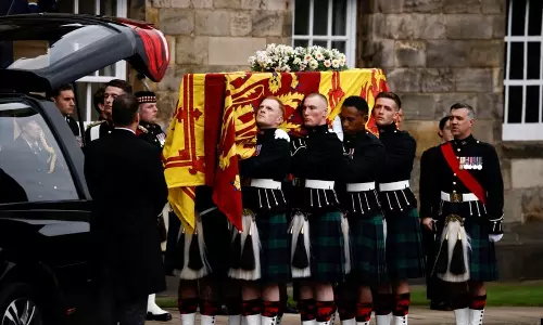 എലിസബത്ത് രാജ്ഞിയുടെ മൃതദേഹം ലണ്ടനിലെത്തിച്ചു; സംസ്‌കാര ചടങ്ങുകൾ 19 ന്